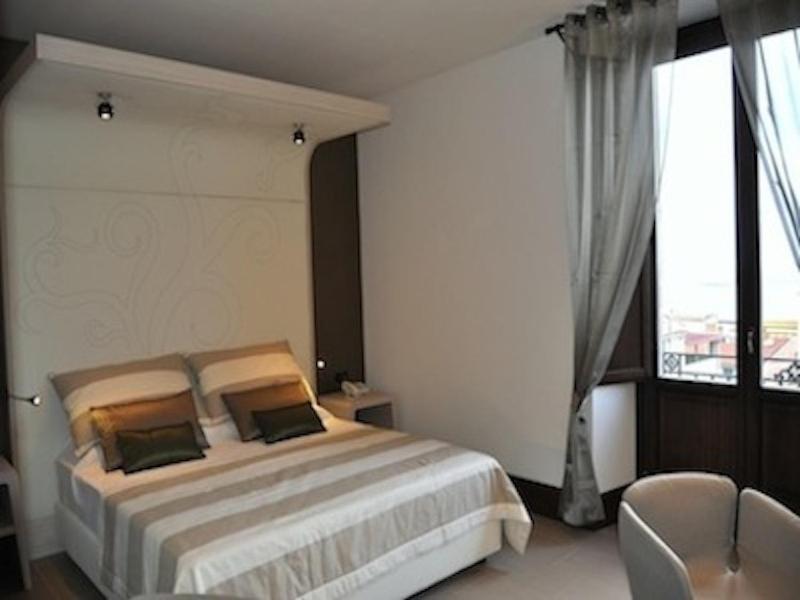 Hotel Palazzo Fortunato SantʼAgata di Militello Стая снимка