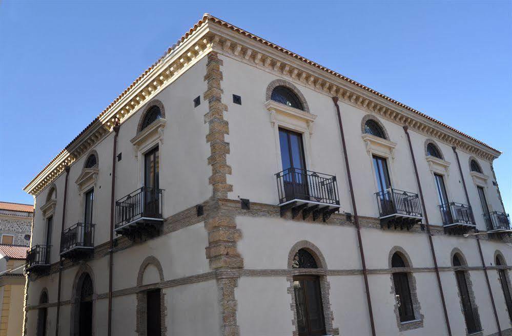 Hotel Palazzo Fortunato SantʼAgata di Militello Екстериор снимка